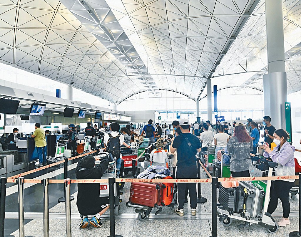 機管局指4月機場客運量310萬人次按年飆升24倍。資料圖片