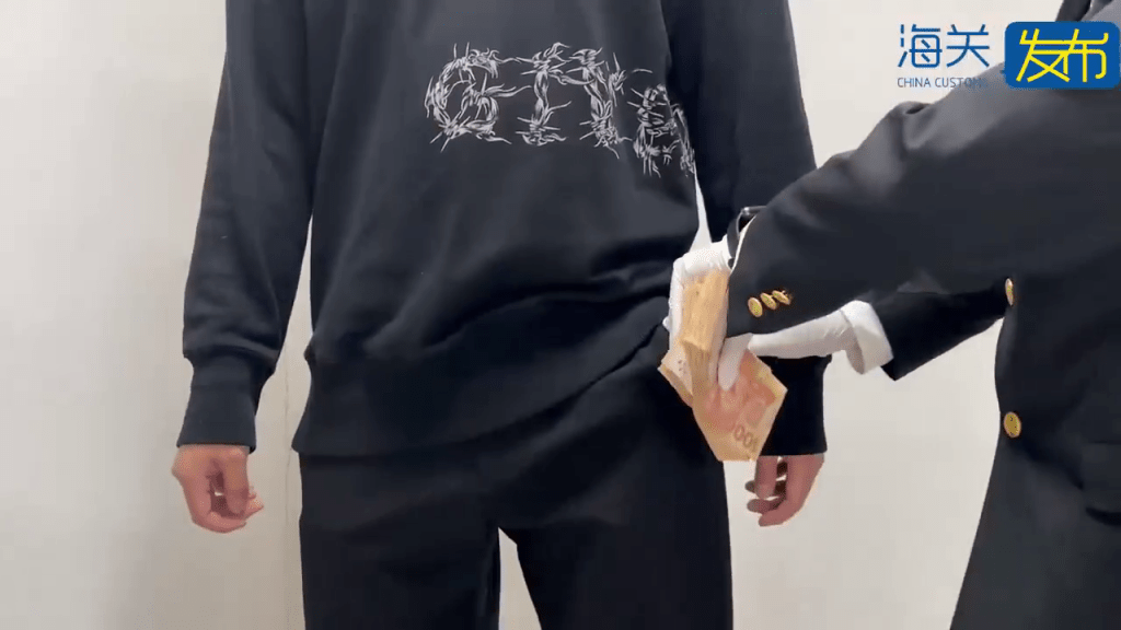 罗湖口岸，北上男腰腹裤袋藏40万港元。