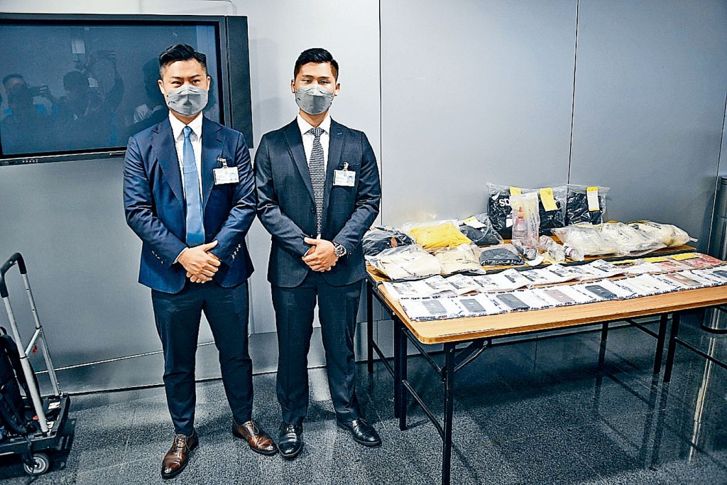 灣仔警區刑事總督察何兆東(左)講述案情及展示證物。