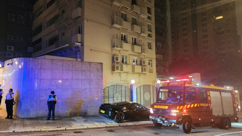 何文田17歲少女企圖跳樓,最終返回安全位置。黎志偉攝