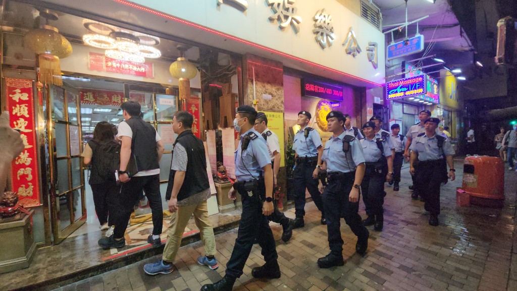 大約50名警員前往深水埗的麻雀館查牌。黃文威攝