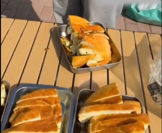 趙雄與34位親人由青海自駕到雲南過年，帶備大量食材，沿途自己煮食。