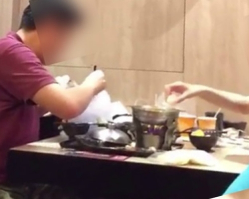 男女懷疑自備食材進食火鍋。PLAY HARD 玩硬群組圖片