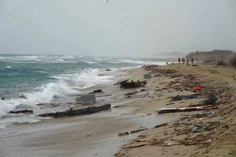 沉船残骸散布海滩。 美联社