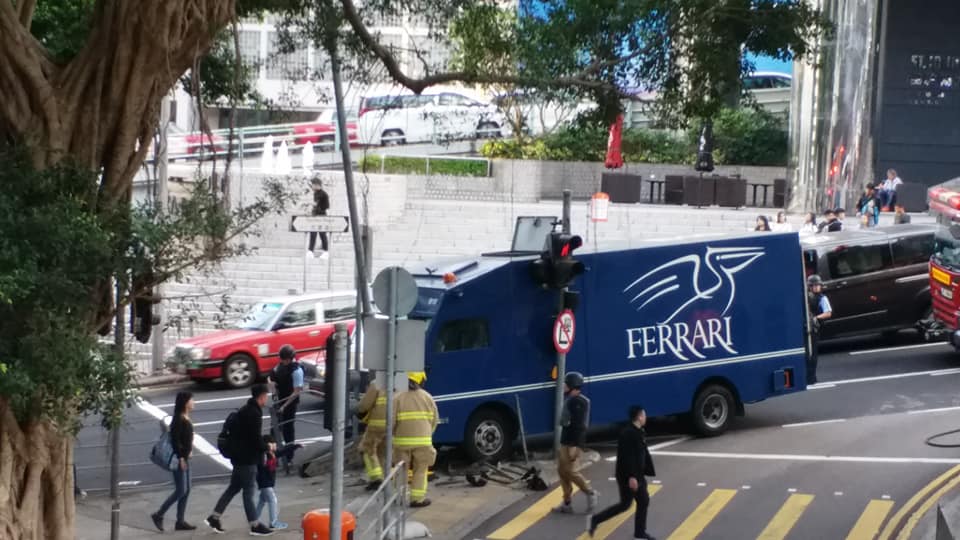 解款車撞上鐵欄。香港突發事故報料區Wing Lo‎圖片