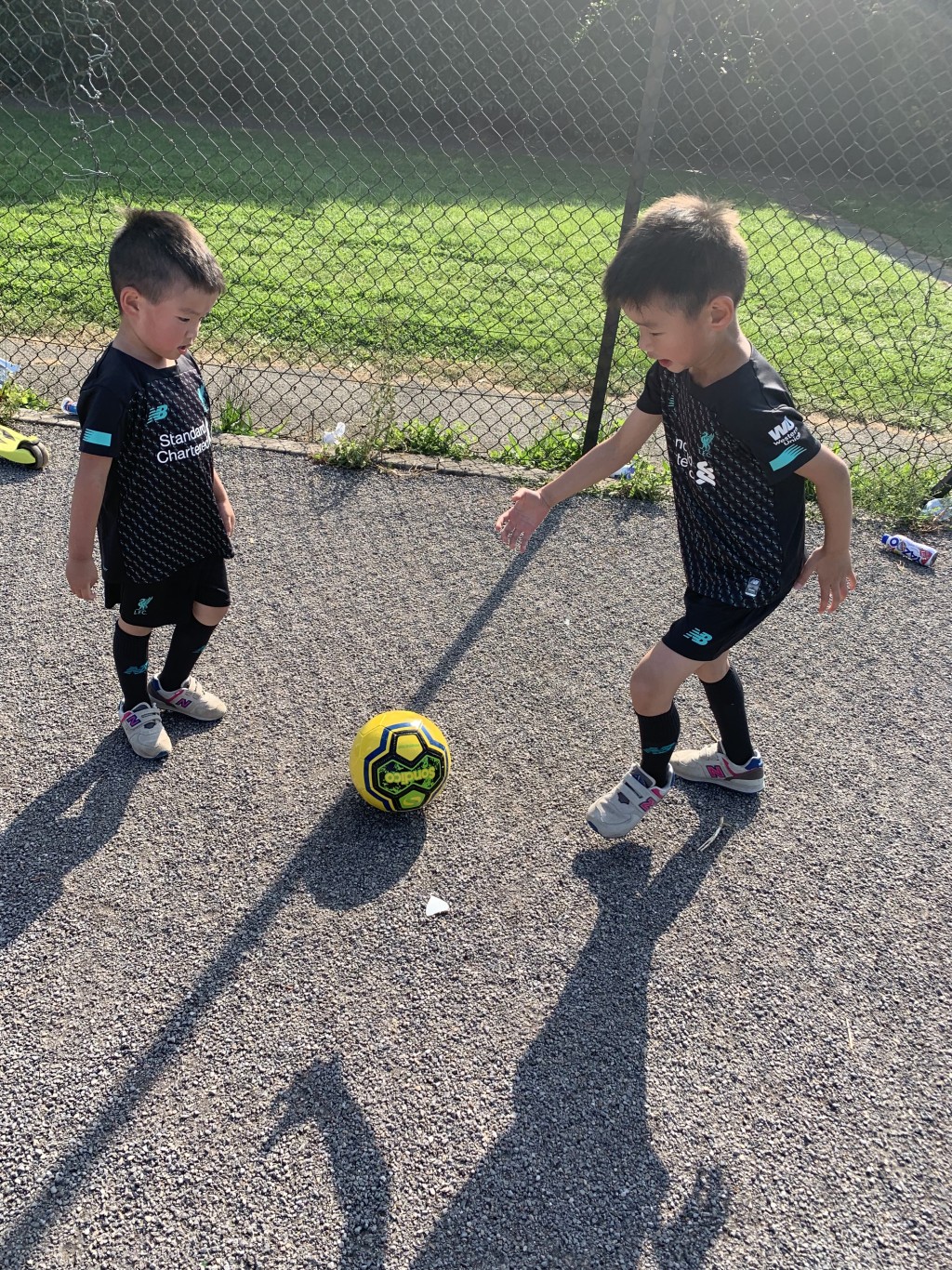 Ashley的兩名孩子上學後，很快便交到朋友，適應當地生活。 兄弟倆平日愛到公園切磋球技。