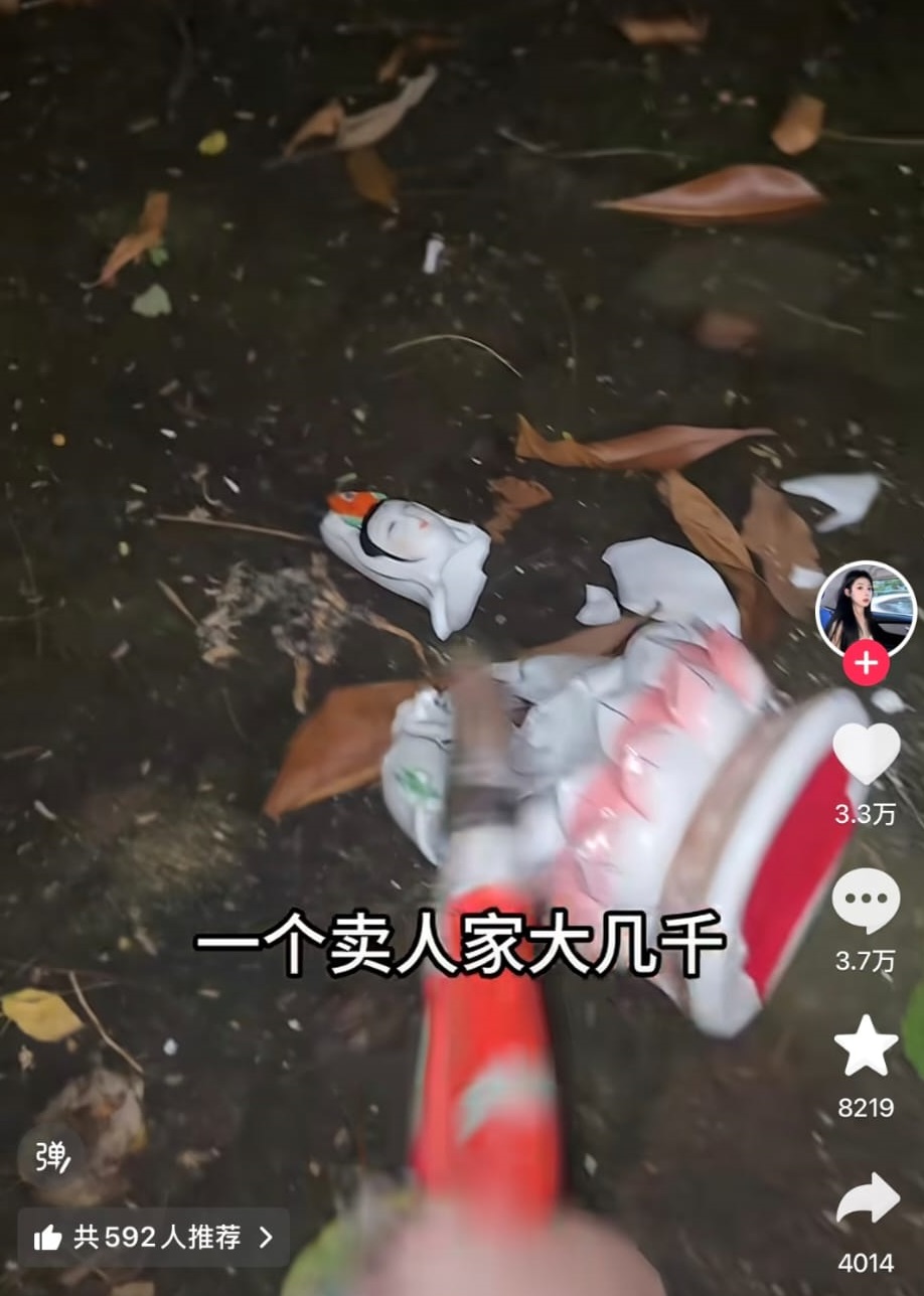 「反迷信」KOL「姜小柔吖」曾砸觀音像。小紅書 「反迷信」KOL「姜小柔吖」曾砸觀音像。小紅書