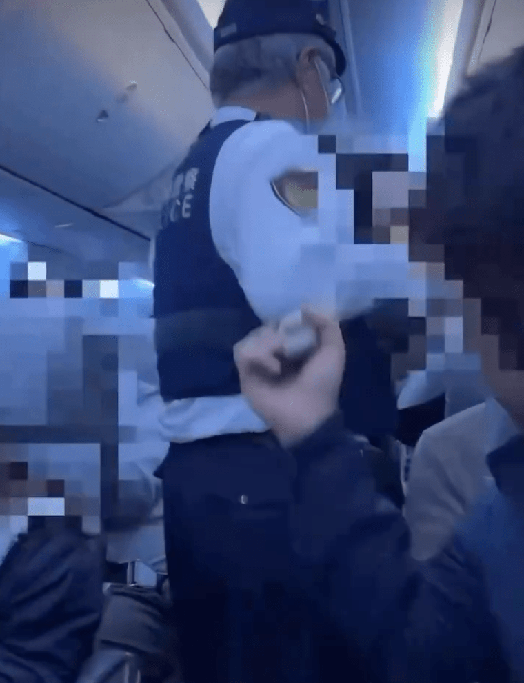 機長召警察上機，帶走爭鬧的男乘客。Threads@sarita77764