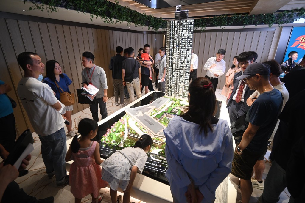 發展商今趁勢提價加推新價單133伙,折實平均呎價約19,212元。 發展商今趁勢提價加推新價單133伙,折實平均呎價約19,212元。