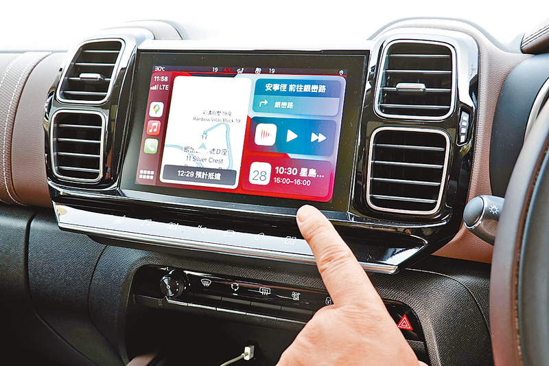 ●8吋觸控屏幕可以接駁CarPlay、Android Auto及MirrorLink。