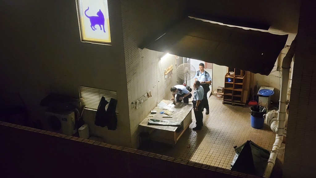 男子伏屍酒店平台，警員正進行調查。