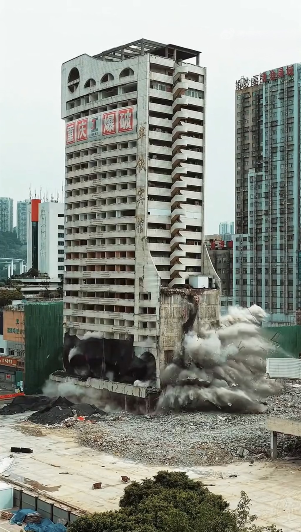 重慶一建築早前被爆破拆除。微博@重慶高新融媒 重慶一建築早前被爆破拆除。微博@重慶高新融媒