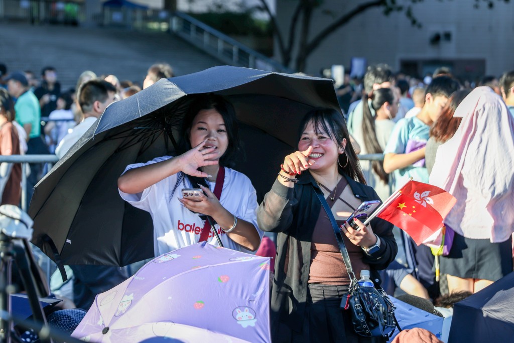 大批市民旅客提早到尖沙咀海傍，等候觀賞煙花。