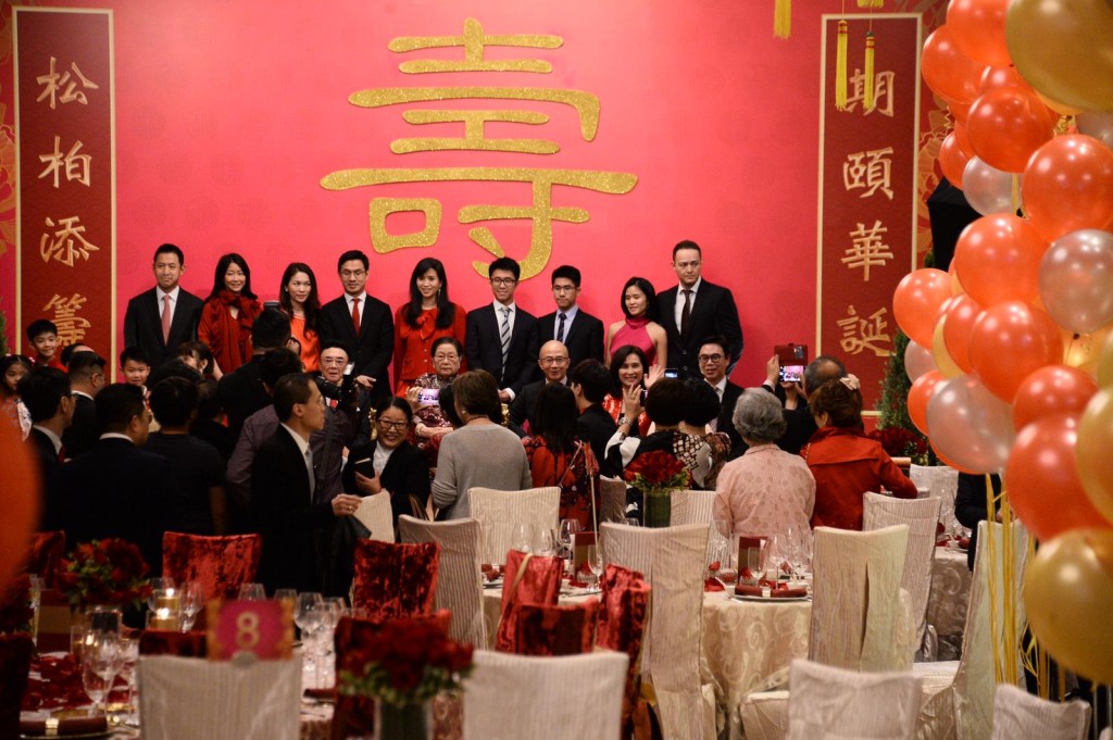 多名親友在開席前拍攝大合照。盧江球攝