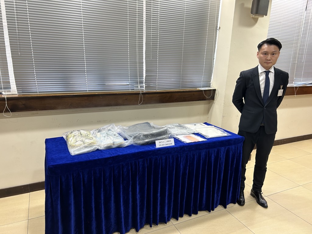 警方就「虛構綁架」電話騙案拘捕一名21歲男子。曾志恒攝 警方就「虛構綁架」電話騙案拘捕一名21歲男子。曾志恒攝