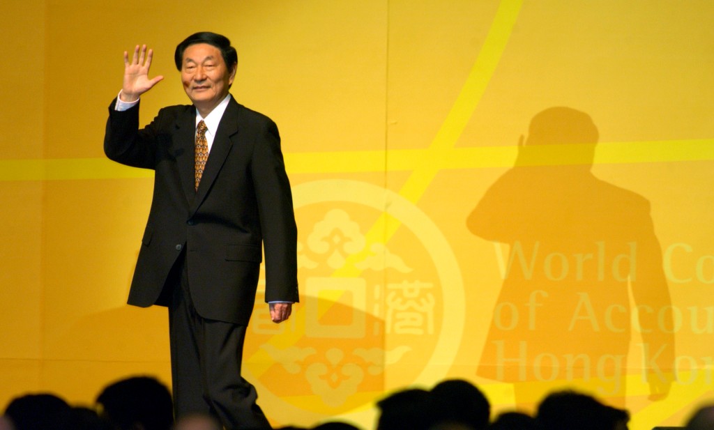 朱鎔基隨後更興之所至，誦讀《獅子山下》歌詞並在最後喊話「我愛香港」。