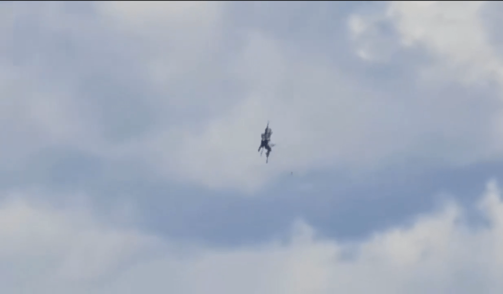 兩架EA-18G「咆哮者」（Growler）電子戰機在空中相撞後墜毀。X@Osinttechnical