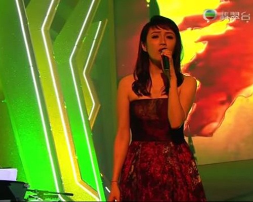 何婉盈獨唱《愛上你是我一生的錯》。