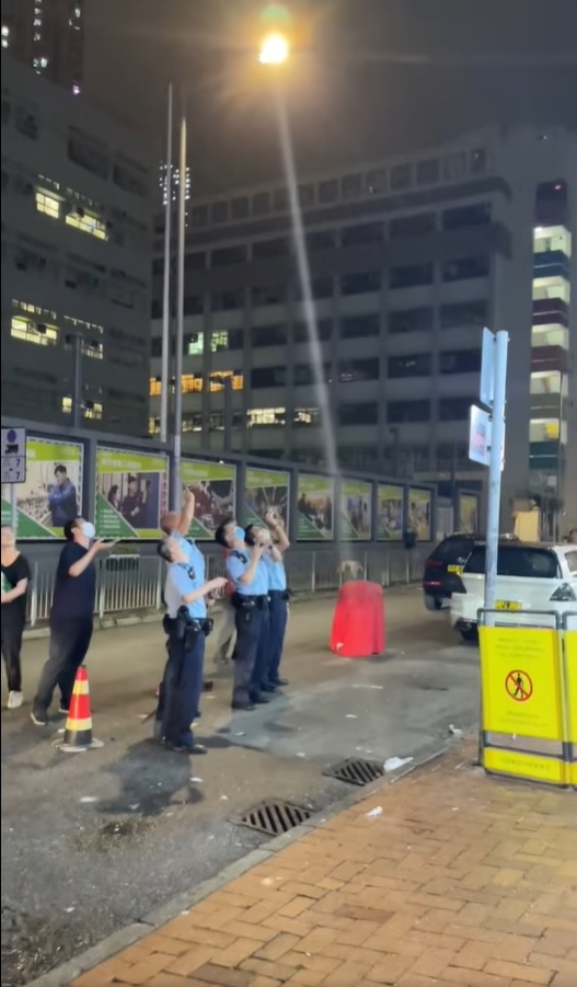 警員到場開電筒找尋冷氣機所在位置。(香港突發事故報料區FB)