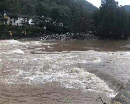 河南濟源巿王屋鎮有村官懷疑被洪水沖走。 （網上圖片）