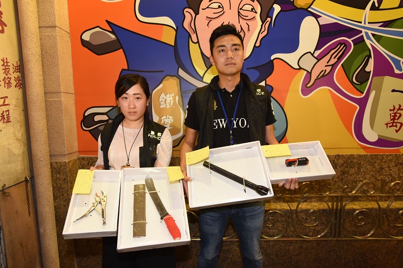 警方在單位內起出一批爆竊工具。尹敬堂攝