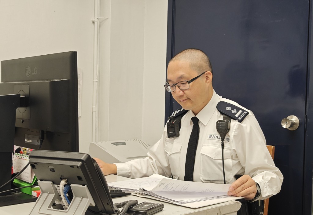 在政府規劃署任職的陳建霖同時加入輔警隊和聖約翰救傷隊，以3個身份服務香港。 