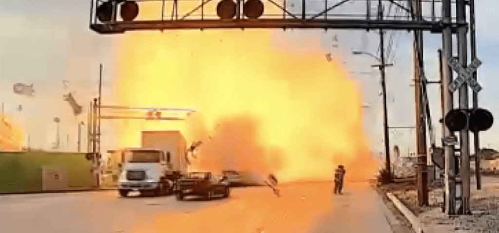 爆炸威力强大，炸出一个巨大的、黄色的火球，卡车部分零件被炸飞。