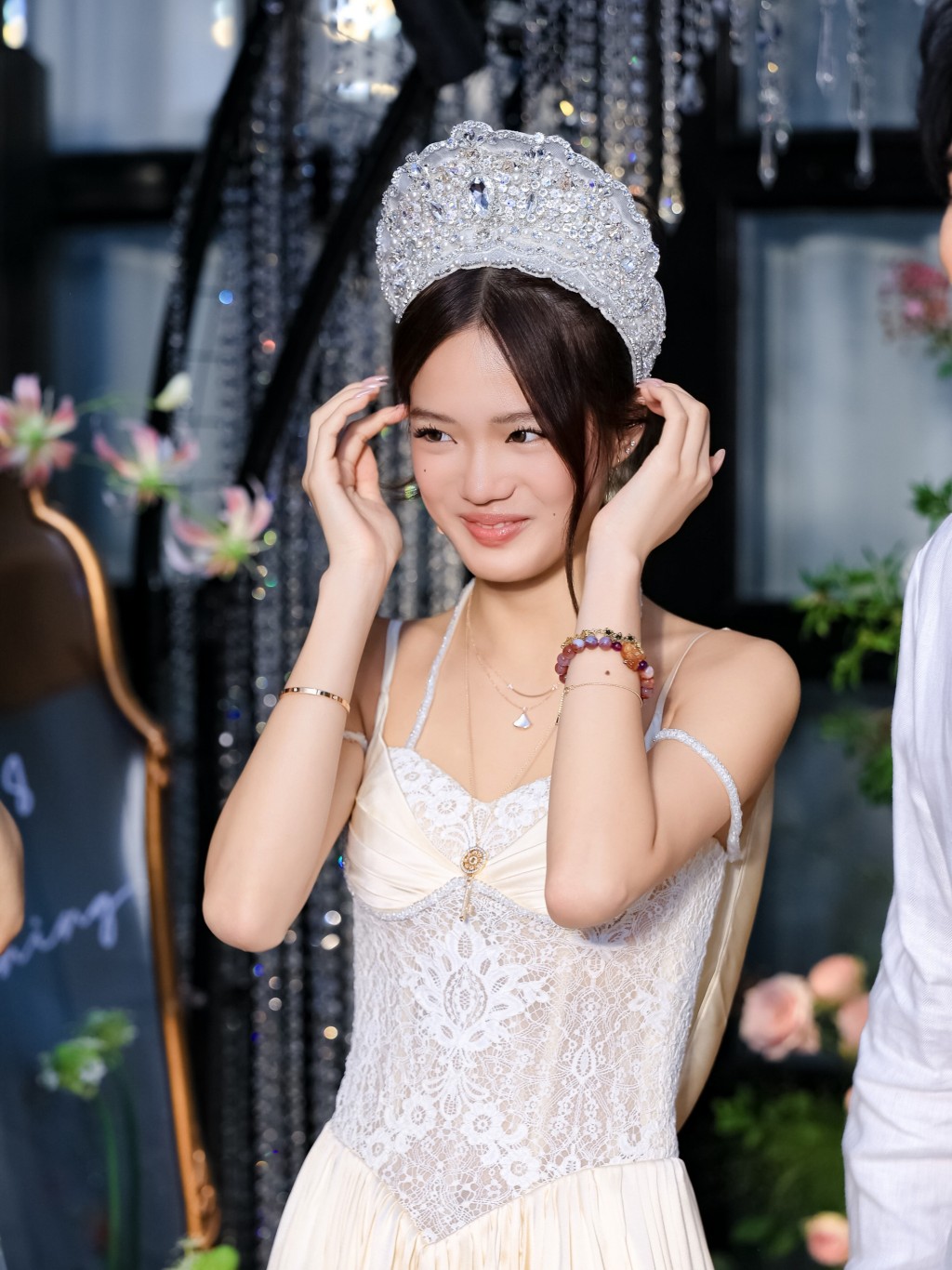 Jaden戴上皇冠化身公主，展現甜美笑容。