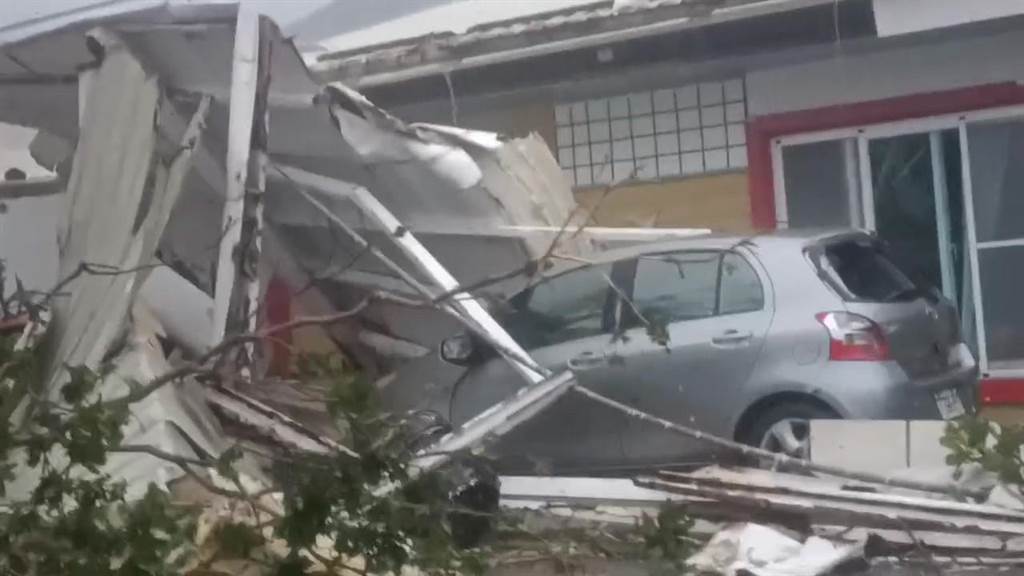 颱風海葵吹襲台東綠島，出現16級陣風，造成廣泛破壞。(facebook)