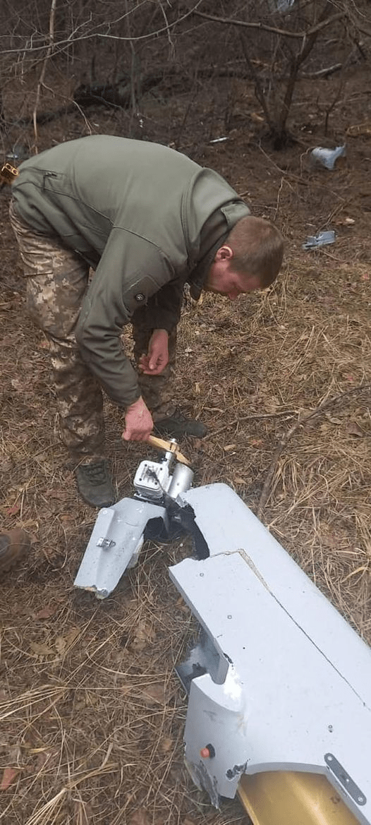 乌军执行战斗任务期间，击落了一架敌方攻击无人机「Mugin-5」。 Ukraine Territorial Defense Forces