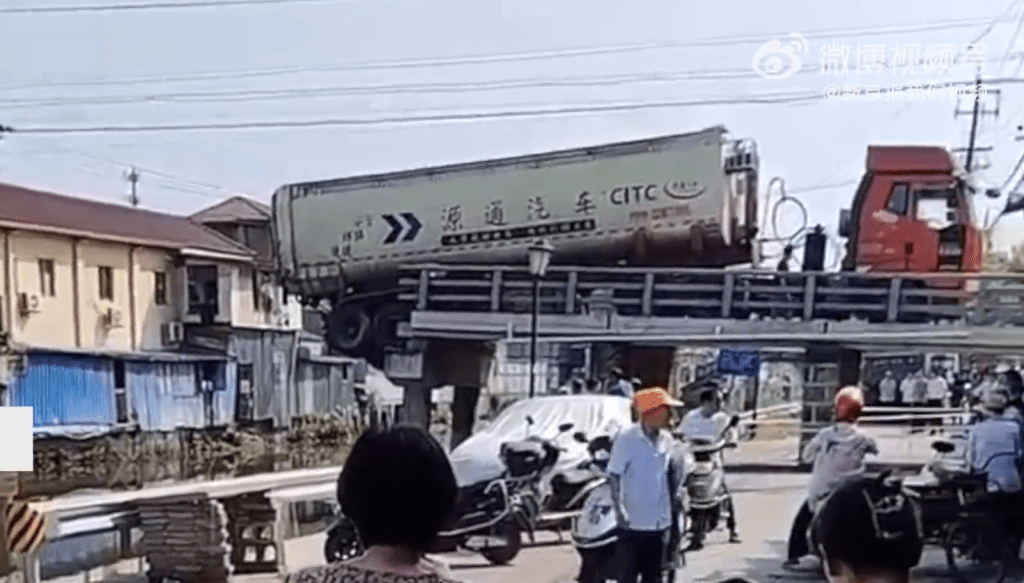 浙江余姚一橋樑垮塌,大貨車後輪懸空卡中間。 浙江余姚一橋樑垮塌,大貨車後輪懸空卡中間。