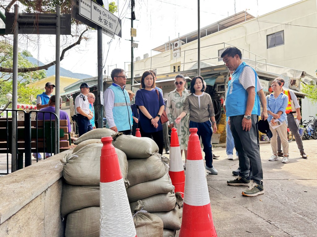 民政事务总署署长张赵凯渝到永安街视察由渠务署装设的档水板及沙包。