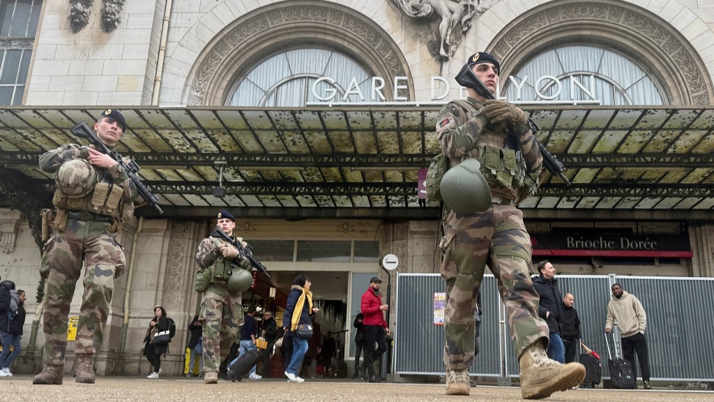  巴黎里昂車站（Gare de Lyon）發生持刀攻擊事件後，士兵到場巡邏。 路透社