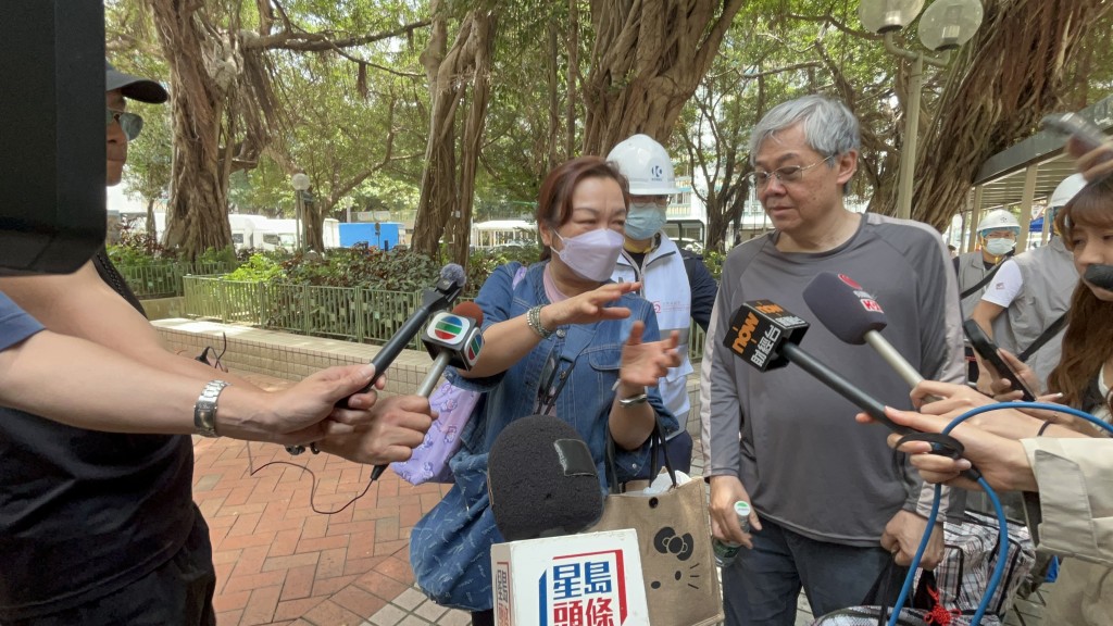 徐先生及太太表示已執回有紀念價值的相片。楊偉亨攝 徐先生及太太表示已執回有紀念價值的相片。楊偉亨攝