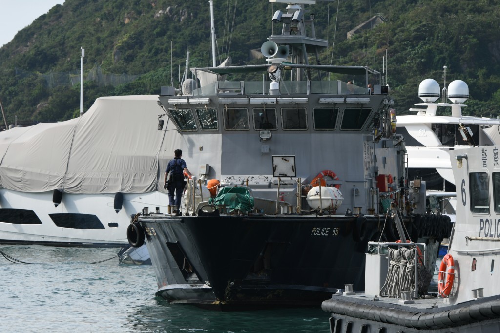 水警轮接载非法入境者返回水警基地作进一步调查。