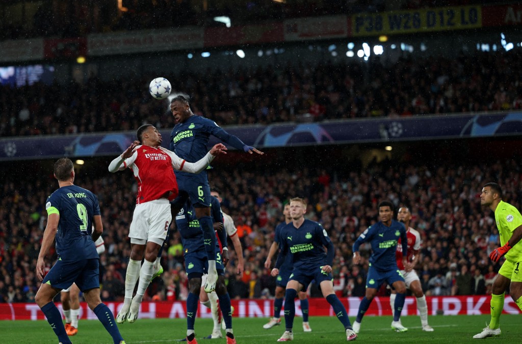 阿仙奴被指是引領英超死球潮流。法新社 阿仙奴被指是引領英超死球潮流。法新社