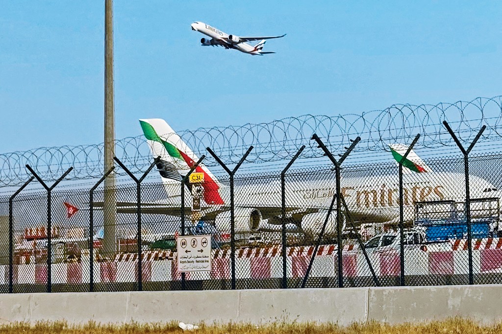 不少港人過往乘坐經杜拜中轉往返英國和香港的航班，近日因戰火紛紛避免在當地轉機。