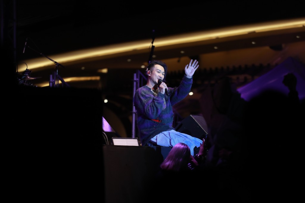 吴浩康昨晚在台上感情前公司英皇。