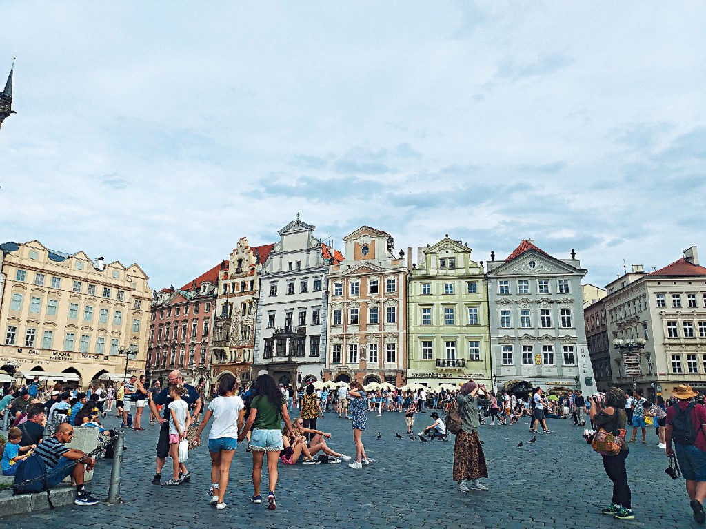 首都布拉格的老城广场是当地受欢迎的聚会场所。