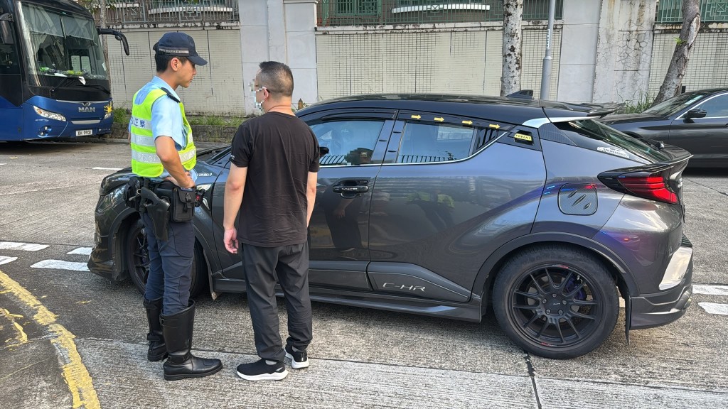 警方已扣留調查兩輛私家車，以作進一步檢驗。