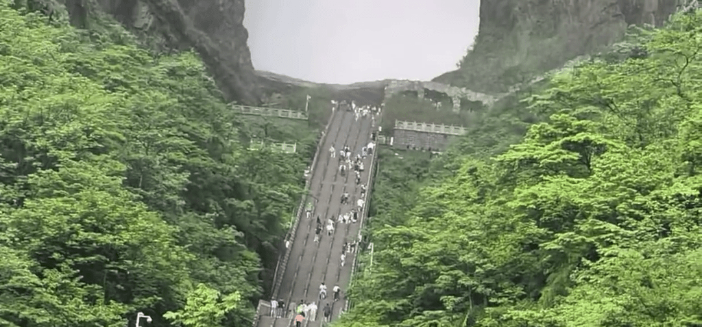 湖南張家界知名景區天門山天門洞。 抖音 湖南張家界知名景區天門山天門洞。 抖音