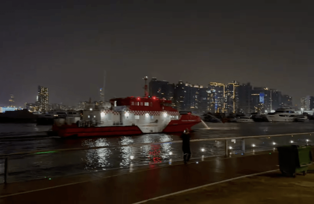 水警及消防接報後迅速到場處理，現場一度可見消防船及水警巡邏艇駛過。Facebook@馬路的事 (即時交通資訊台)