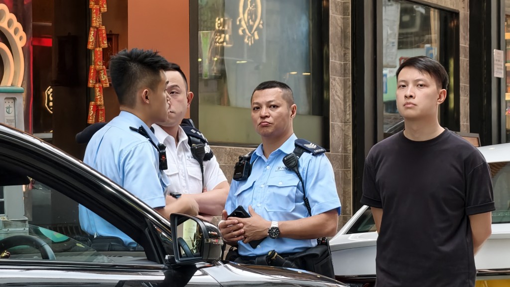 警方到場調查案件。黃文威攝