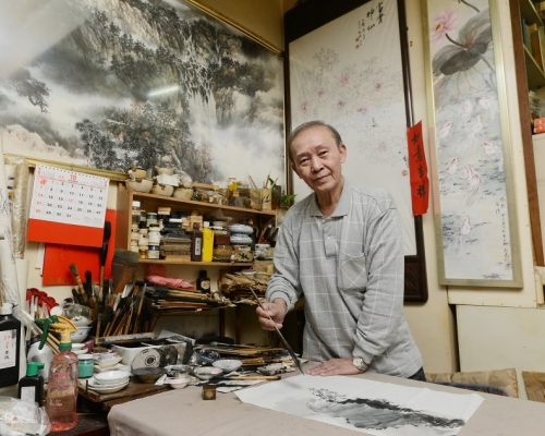 甘草演員陳勉良是國畫大師,他開設的青丘軒畫室內掛滿其書畫作品。