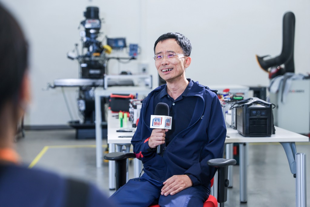 體院運動生物力學與科技經理朱柏強分析運動技術和戰術,並提供數據予教練參考。 體院運動生物力學與科技經理朱柏強分析運動技術和戰術,並提供數據予教練參考。