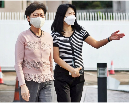 林鄭月娥(左)指官員若到訪學校,或會出現示威等活動,便「無謂麻煩學校」。