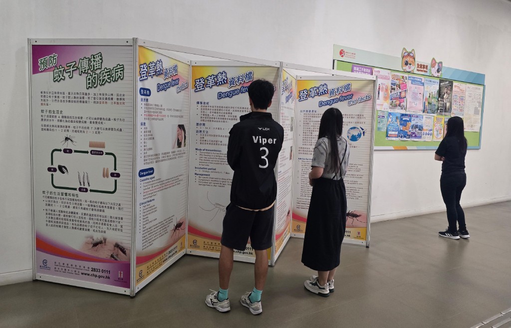 康文署於一個轄下場地擺放展板,加強宣傳防治蚊患。 康文署於一個轄下場地擺放展板,加強宣傳防治蚊患。