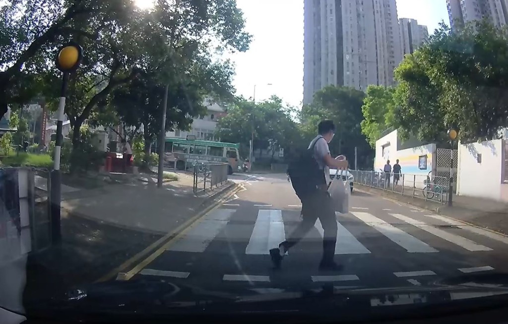 一名男學生在斑馬線過路。fb車cam L（香港群組）影片截圖