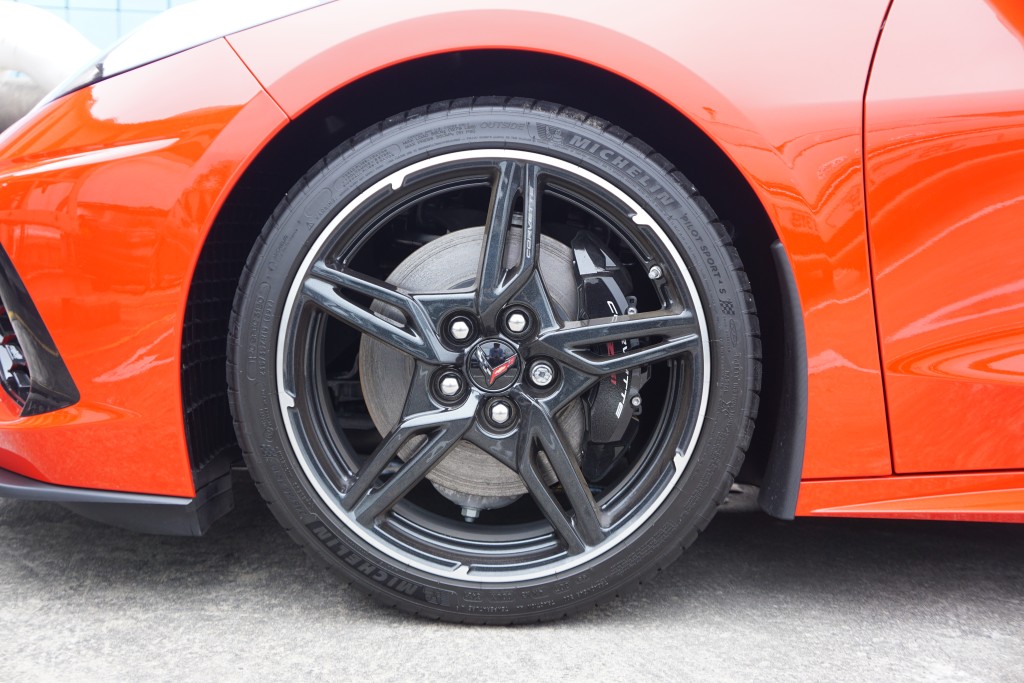 Z51套件會換上FE3街道頂級避震、強化6-pot前制動、Michelin PS4S輪胎，連冷卻系統都會加強。