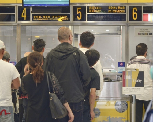 馬會宣佈，今日所有場外投注站，將於下午6時或之前停止服務。 資料圖片